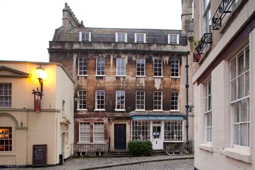 eltonhouse-exterior-main-600x400