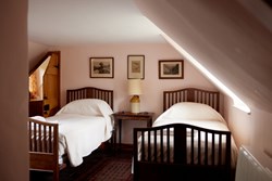 pond-cottage-bedroom-twin