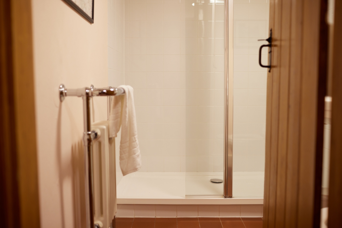 pond-cottage-shower-room