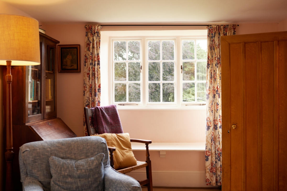 Pond cottage living room 3 1200x800