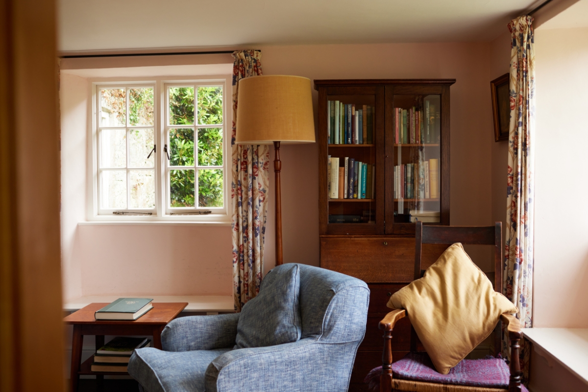 Pond cottage living room 1 1200x800