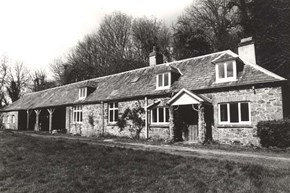 Pondcottage-history-frontage1983-600x400