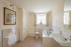 FieldHouse-interior-bathroom-600x400