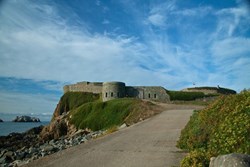 Fort Clonque ext causeway entrance 1200x800