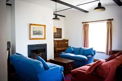 fortclonque-interior-livingroom-600x400