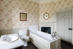 Gargunnock-Int-Second-Floor-Bathroom-Towards-Fireplace-600x400