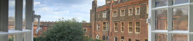 Hamptom Court hero 3200x690
