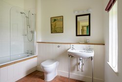 Glenmalloch Lodge bathroom 1200x800