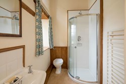 Gurney Manor int shower 1200x800