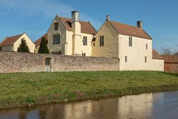 gurneymanor-exterior-main-600x400