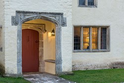 gurneymanor-exterior-main-frontdoor-600x400
