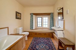 gurneymanor-interior-bathroom-600x400