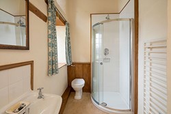 gurneymanor-interior-bathroom2-600x400