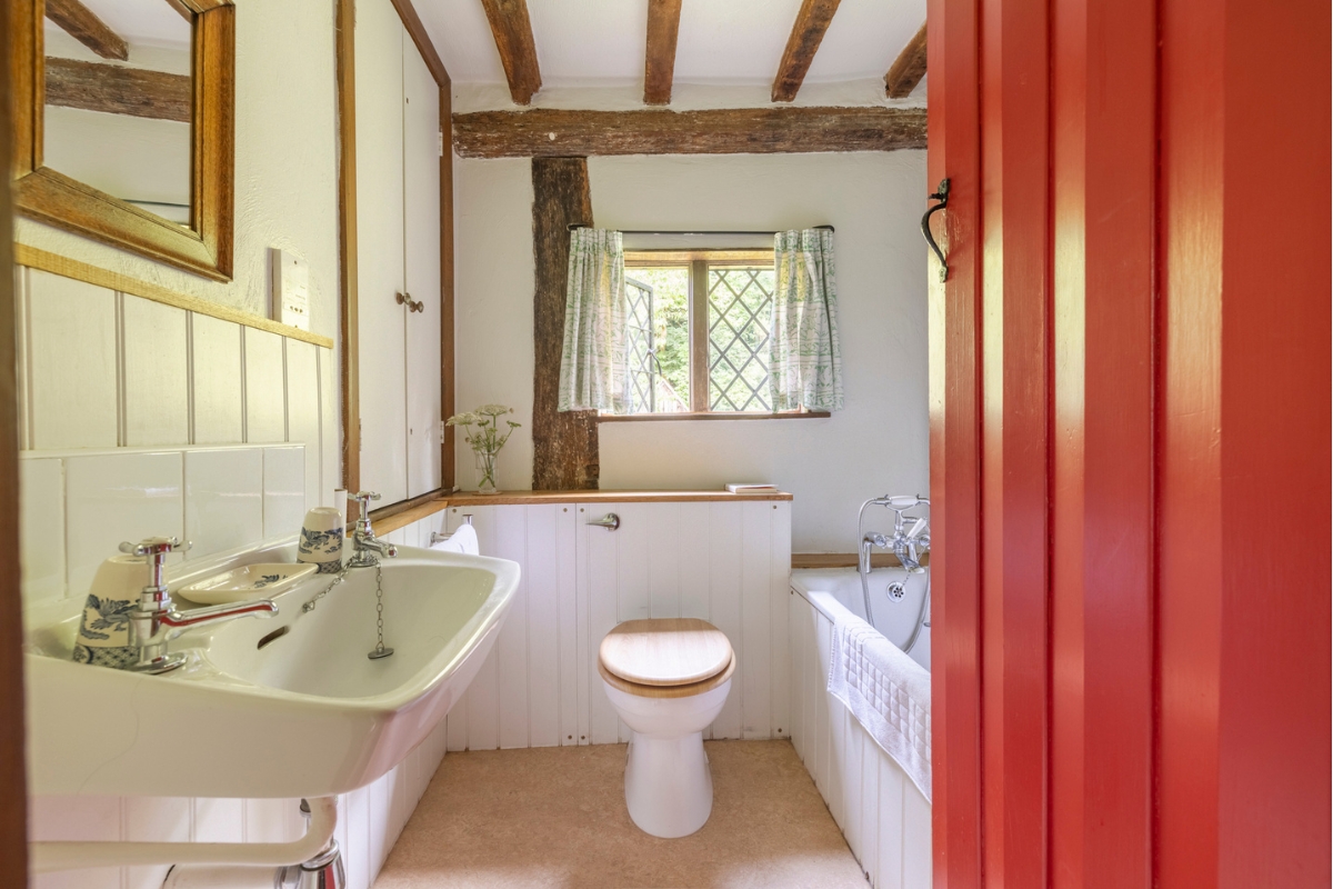 hole-cottage-bathroom-1200x800