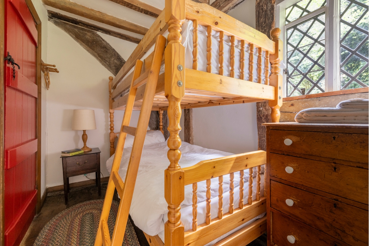 hole-cottage-bunks-1200x800