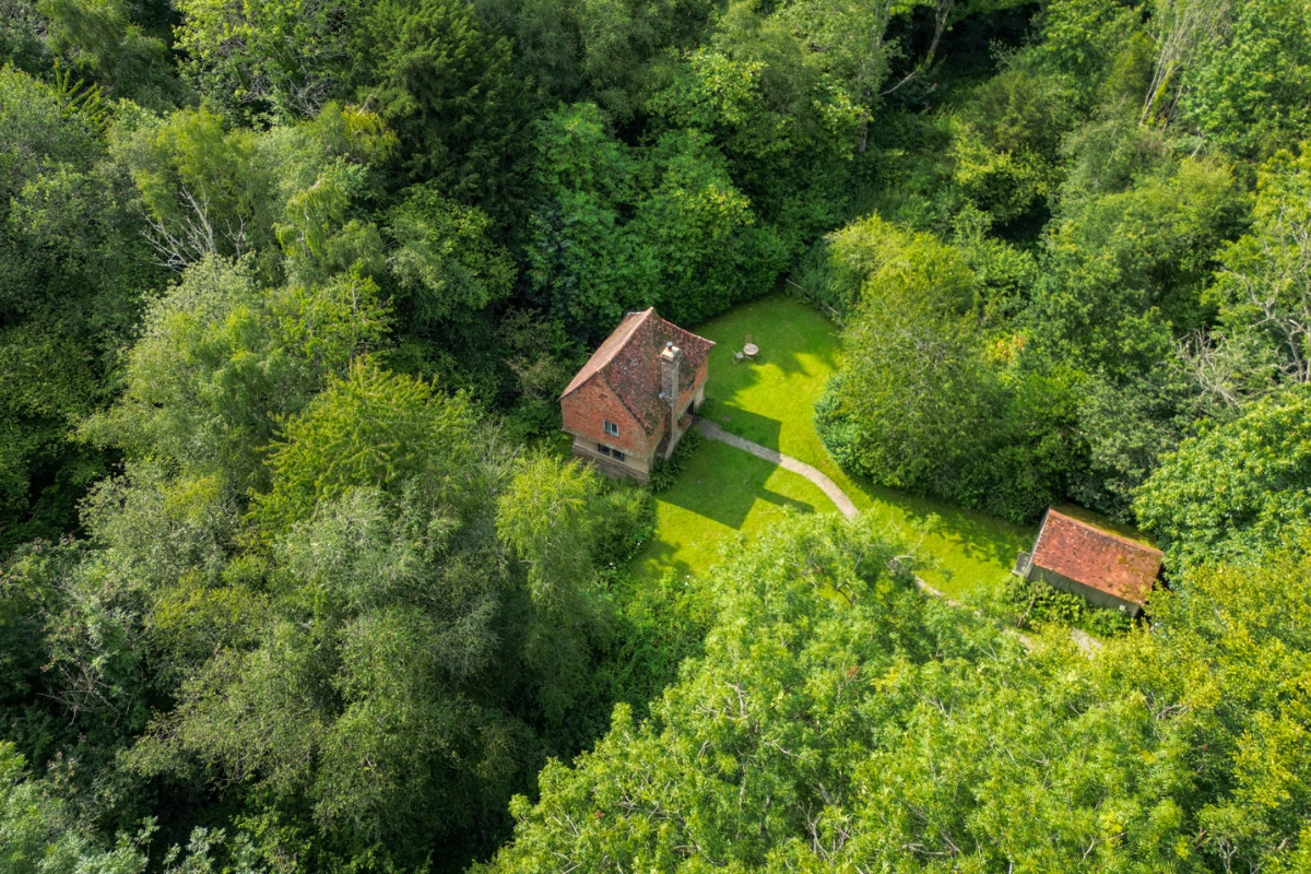 hole-cottage-drone 1200x800