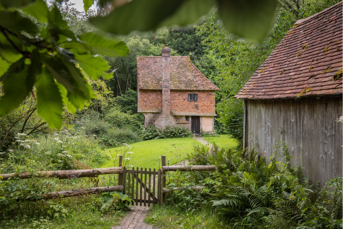 hole-cottage-exterior 1200x800