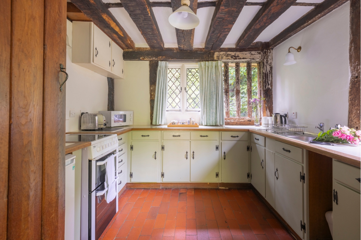 hole-cottage-kitchen 1200x800