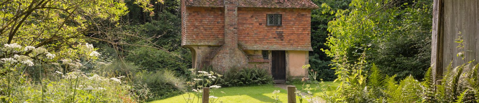 Hole Cottage ext hero summer