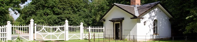 HoughtonWestLodge-exterior-gate-1600x345