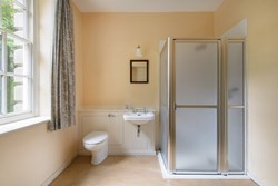 IngestrePavilion-interior-groundfloorbathroom-600x400