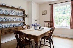 ironbridge-interior-kitchentable-600x400