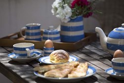 Casademar-exterior-breakfast-600x400