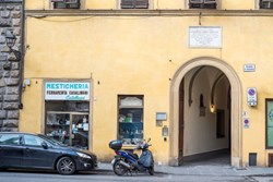 casa-guidi-external-main-entrance-600x400