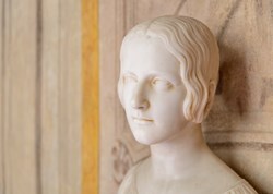 casa-guidi-internal-bust-450x321