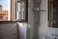 piazza-interior-bathroom2-600x400