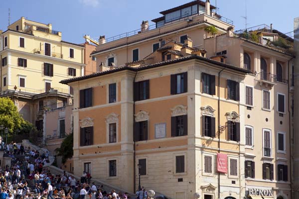 Piazzadispagna-exterior-viewofbuilding-600x400.jpg