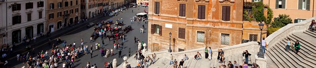 Piazzadispagna-exterior-viewoversteps-1600x345