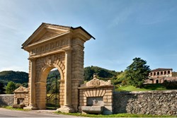 Villa dei Vescovi ext gate1200x800