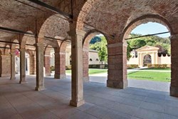 VillaDeiVescovi-exterior-cloisters-600x400