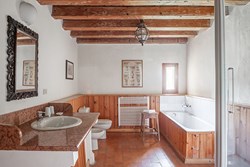 villa-saraceno-interior-bathwithshower-600x400