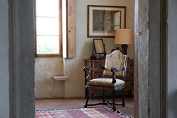 villa-saraceno-interior-chair-detail-600x400