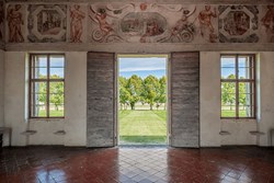 villa-saraceno-interior-entrancehall-view-600x400