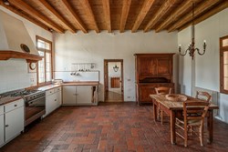 villa-saraceno-interior-kitchen2-600x400