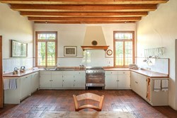 villa-saraceno-interior-kitchen3-600x400