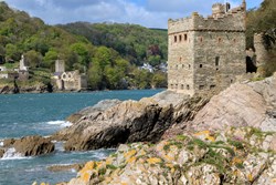 Kingswear ext rocks  1200x800