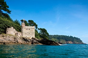 KingswearCaastle-exterior-fromwaterwithflag-600x400