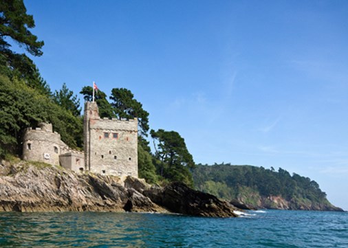 KingswearCastle-exterior-fromwaterwithflag-450x321