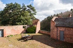 Knowle Hill courtyard 1200x800