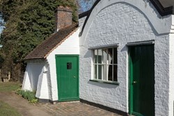 lengthsmans-cottage-exterior-frontdoor-carousel-600x400
