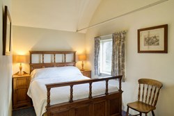 Lengthsmans-cottage-interior-bedroom-600x400