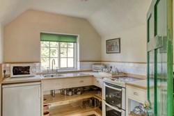 Lengthsmans-cottage-interior-kitchen-600x400