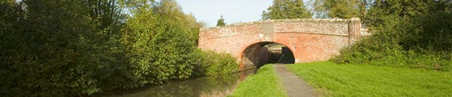 Lengthmanscottage-exterior-bridgeandcanal-1600x345
