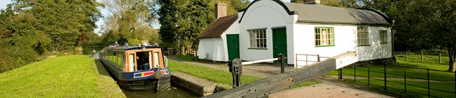 LengthmansCottage-exterior-cottageandcanalboat-1600x345