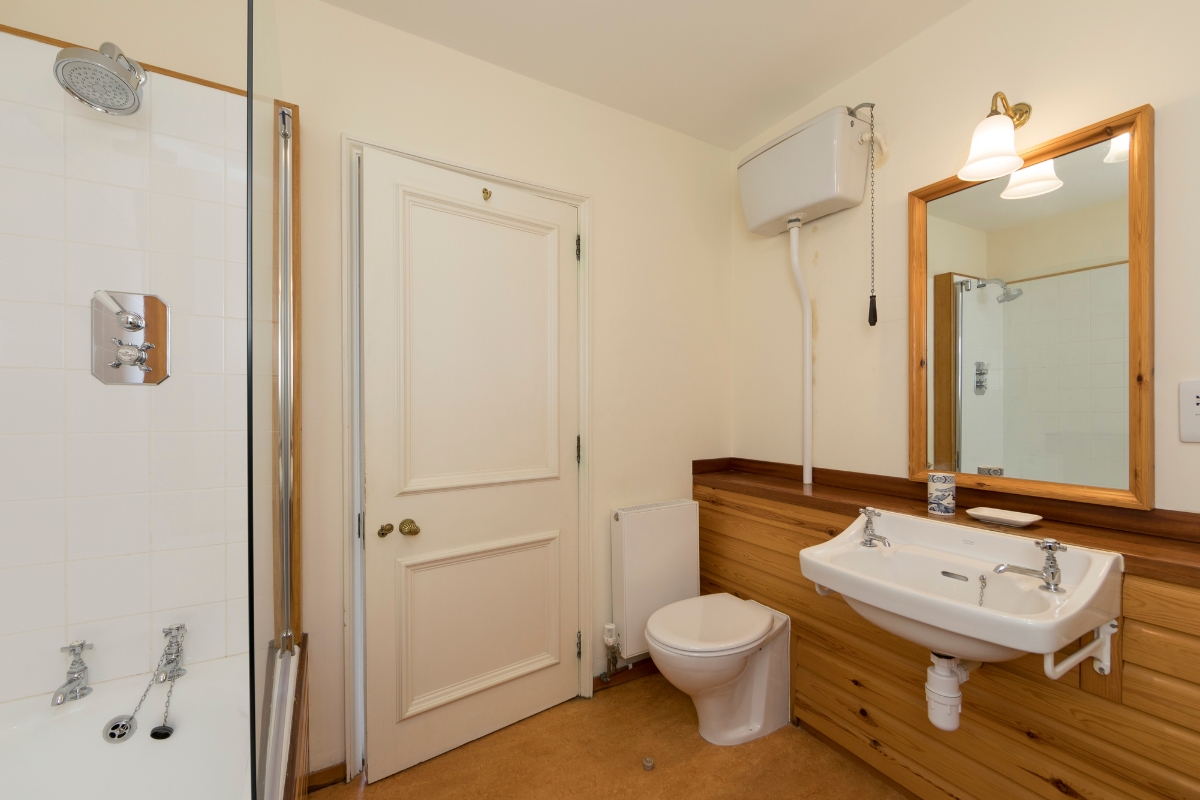 The Library bathroom 1200x800