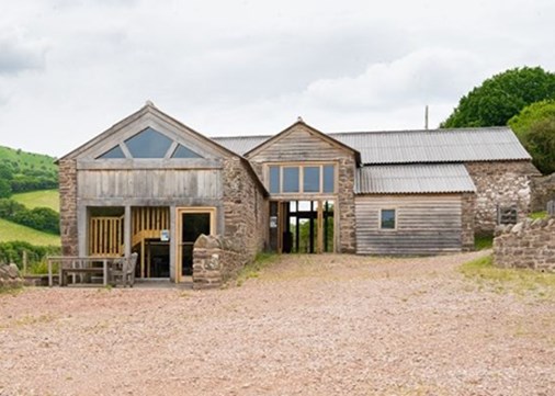 llwyn-celyn-bunkhouse-carousel-exterior-450x321